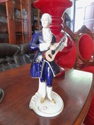 Figurka Royal Dux Muzykujący kawaler