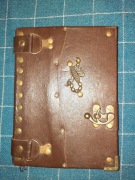 Notatnik oprawiony w skórę naturalną z elementami metalowymi