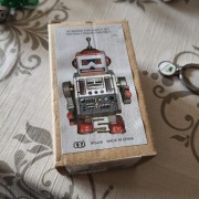 Klasyczny, zabytkowy, nakręcany robot, zabawka z puszki z kluczykiem
