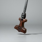 Drewniany wisior Młot Thora z bukowego drewna – ciemny brąz, rękodzieło