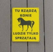 Tabliczka TU RZĄDZĄ KONIE