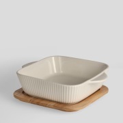 Naczynie do zapiekania 21x26 cm porcelana twarda biała ryfle drewno kauczuk