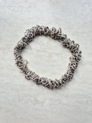 Bransoletka wykonana z metalowych ogniw, przypominająca splot typu kolczuga