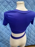 Śliczny niebieski crop top z przekładanym materiałem Rozmiar xs 34 