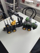 Bruder 02133 Forwarder John Deere 1210E z chwytakiem i 4 pniami