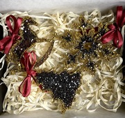 Zestaw 3 sztuk ręcznie wykonanych ozdób świątecznych z żywicy.