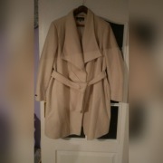 Kremowy płaszczyk