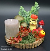 Stroik jesienny ze świecą jeż jabłka grzyby mech