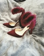 Bordowe szpilki z futerkiem wokół kostki