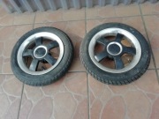 Dwa kółka od wózka do wożenia dzieci