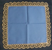 Serwetka niebieska robiona na szydełku nowa z beżową koronką