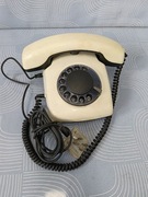 Stary telefon stacjonarny.