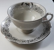 Dwie porcelanowe filiżanki z okazjonalnym wzorem 