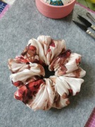 Duża puchata gumka scrunchie handmade wiskoza kwiatowy motyw
