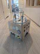 Duża (XXL) drewniana kostka aktywności z pętlą - Montessori