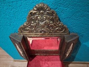 Secesyjne lustro wraz ze szczotkami do ubrań.