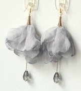 Piękne szare kolczyki szyfonowe z kryształami