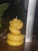 Wężowa róża świeca z wosku pszczelego