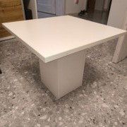 Stolik kawowy biały. Blat 50x50cm. Wysokość 42cm 