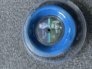 Naciąg tenisowy Yonex Poly Tour Pro Comfort w kolorze niebieskim. 