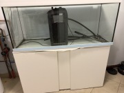 Akwarium do rybek z zewnętrznym dużym filtrem