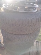 Opony zimowe z felgami+ kołpaki 