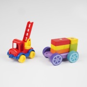 Zestaw 2 pojazdów drewno Cubika i plastik Wader