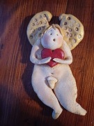 anioł z sercem w dłoniach