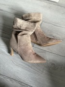 Ciemnobeżowe botki na niskim obcasie typu kaczuszka z marszczona cholewka