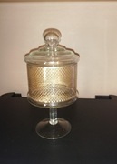 szklana cukiernica na nóżce