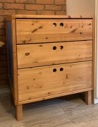 Bardzo pojemna komoda – sosna lita 74 x 52 x 85 cm
