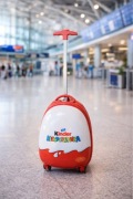Walizka na kółkach kinder niespodzianka