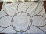 Ręcznie haftowany obrus z koronką 105x100
