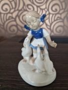 Figurka z porcelany dziewczynka z gąskami