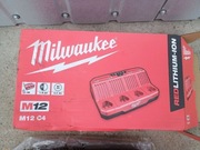 M12 C4 - Ładowarka 4 portowa Milwaukee, 12 V, 2.0, 4.0 & 6.0 Ah, 4932430554