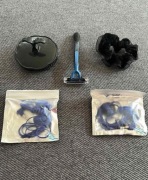 zestaw różnych przedmiotów i dwie słuchawki przewodowe