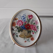 Kafel porcelanowy owalny z motywem kwiatowym