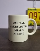 Kubek z tekstem motywującym "Żyj tak jakby jutra miało nie być"