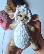 Szydełkowa maskotka OWIECZKA rękodzieło 