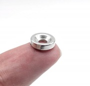 Magnes neodymowy z otworem na wkręt (35)