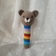 Rękodzieło – grzechotka miś wykonana na szydełku