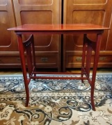 Przedwojenny stolik Thonet po renowacji