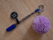 Długopis Pelikan + brelok fioletowy puszysty pompon 2 w 1