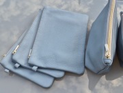 ELEGANCKA SKÓRZANA KOSMETYCZKA W NIEBIESKIM KOLORZE. IDEALNA NA PREZENT.