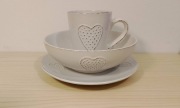 Piękny biały komplet naczyń ceramicznych /kubek+miska+talerz/. Serce.