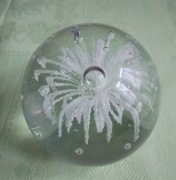 Panna Młoda szklana ciężka art kula na biurko paperweight vintage 