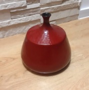 Karminowy wazon urna