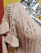 Śliczny ażurowy sweterek z dekoltem w serek 