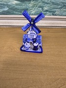 Ceramiczna figurka Blue Delft holenderski wiatrak z parą zakochanych