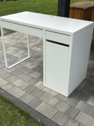 Białe biurko IKEA